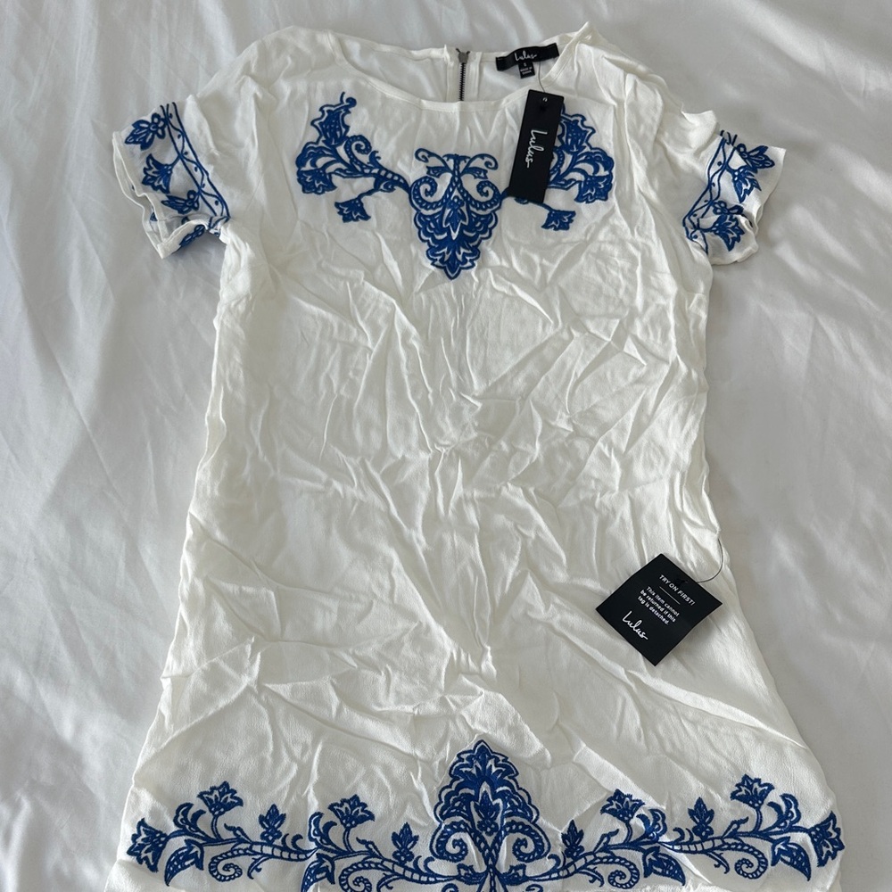 NWT - Lulu's Elegant White Blouse w Blue Embroidery (will steam before shipping)